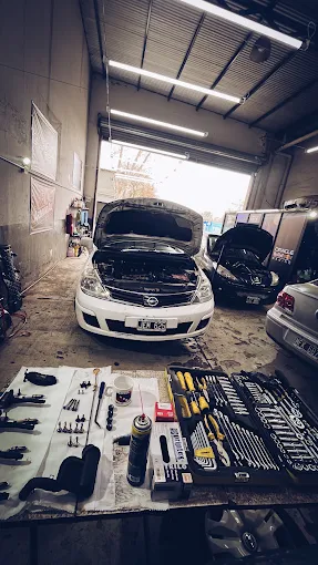 Auto en el elevador, reparación en proceso
